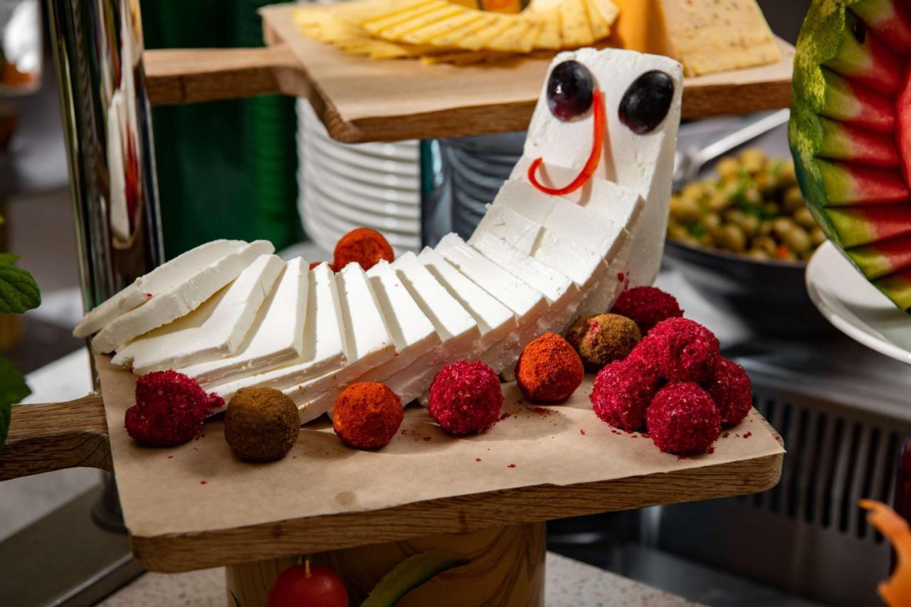 Park Inn By Radisson Makkah Aziziyah Мекка Экстерьер фото A cheese board with a cheese cat