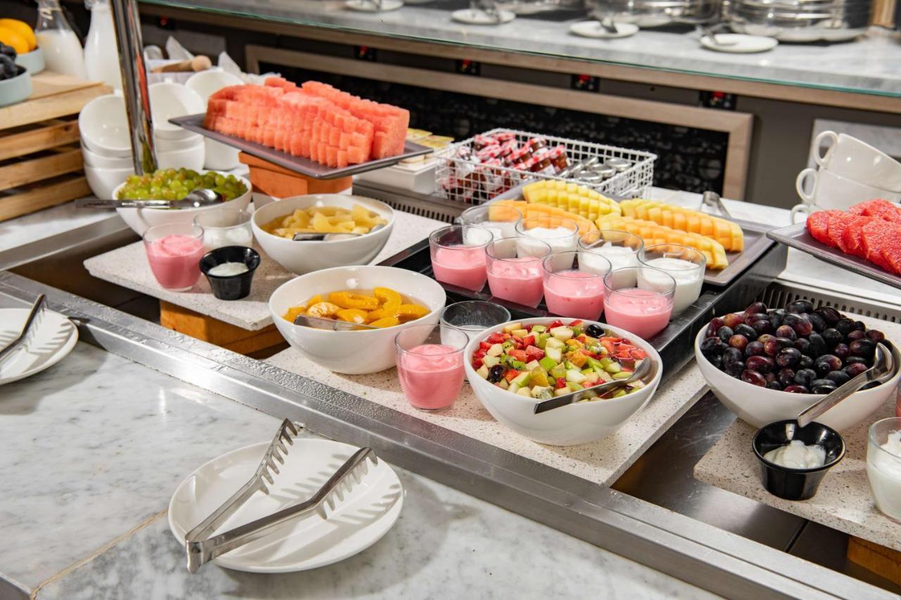 Park Inn By Radisson Makkah Aziziyah Мекка Экстерьер фото A buffet breakfast at a luxury hotel