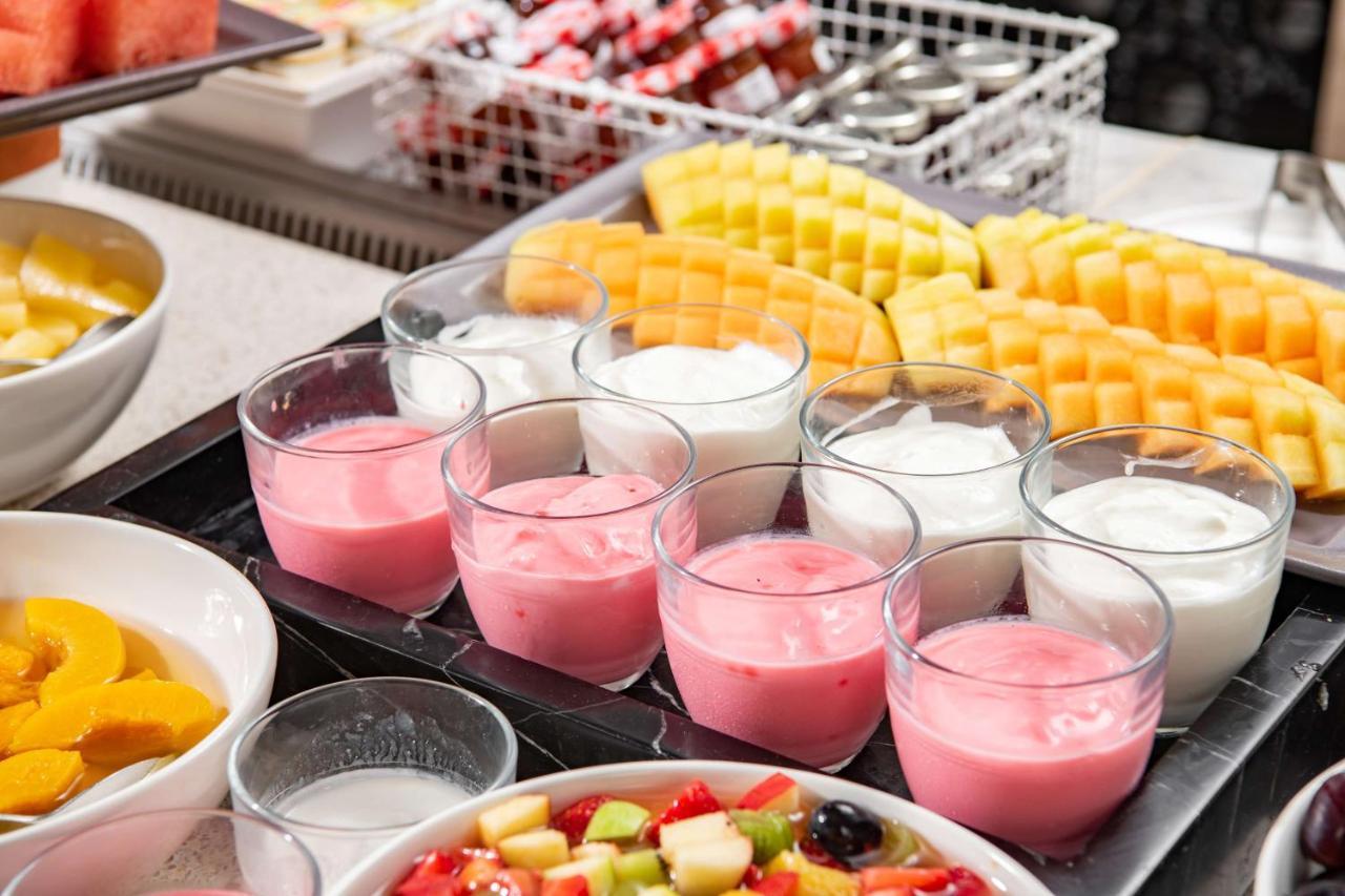 Park Inn By Radisson Makkah Aziziyah Мекка Экстерьер фото Yogurt and fruit at a buffet breakfast